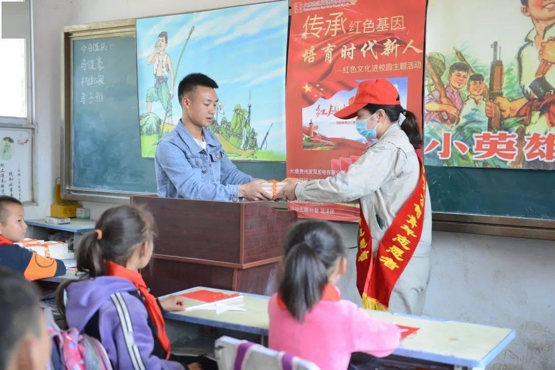 谢霆锋生母：一脱成名，曾是赌王专属舞伴，离婚多年还想嫁谢贤？